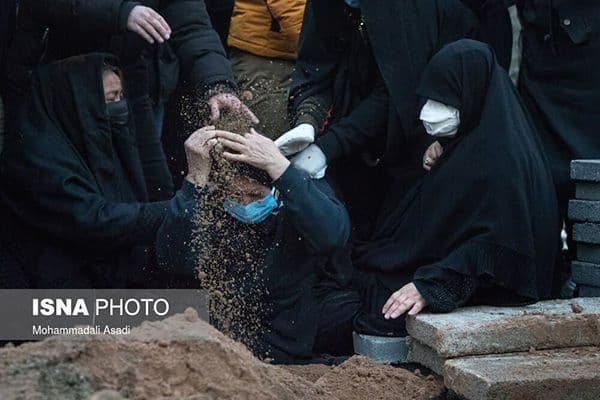 عکسی به وسعت دل داغدار همه مادران که کرونا عزیزانشان را زیر خاک برد عکسی به وسعت دل داغدار همه مادران که کرونا عزیزانشان را زیر خاک برد