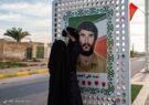 هر روز تمثال فرزند شهیدش را غبارروبی می کند... هر روز تمثال فرزند شهیدش را غبارروبی می کند…