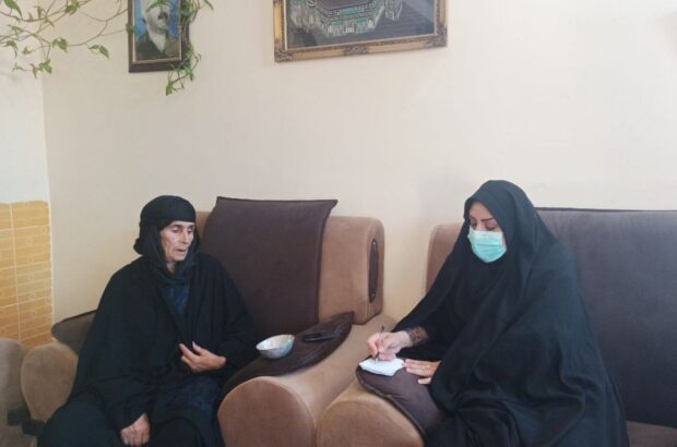 بوسه ی مادر به وقت دلتنگی بر تنها یادگار دخترش بوسه ی مادر به وقت دلتنگی بر تنها یادگار دخترش