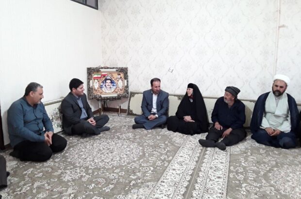 دیدار مدیرکل بنیاد شهید و امور ایثارگران استان ایلام با خانواده های معظم شهدای ترور دیدار مدیرکل بنیاد شهید و امور ایثارگران استان ایلام با خانواده های معظم شهدای ترور