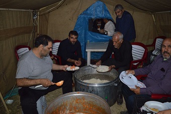 موکب دانشگاه ایلام روزانه هزار پرس غذا بین زائران توزیع می کند موکب دانشگاه ایلام روزانه هزار پرس غذا بین زائران توزیع می کند