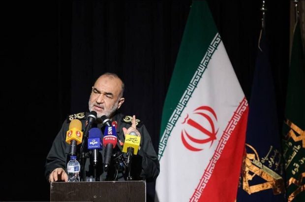 تمام قدرت آمریکا آتش زدن چند سطل زباله در خیابان است تمام قدرت آمریکا آتش زدن چند سطل زباله در خیابان است