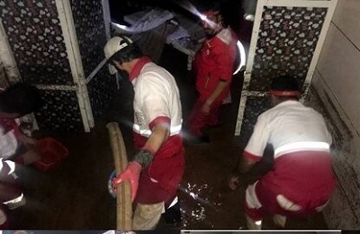 نجات ۲ خانواده گرفتار سیل در بدره/۶ واحد مسکونی تخلیه شد نجات ۲ خانواده گرفتار سیل در بدره/۶ واحد مسکونی تخلیه شد