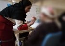 تقسیم مهربانی با اجرای طرح «یلدانه» توسط داوطلبان جمعیت هلال احمر در استان ایلام