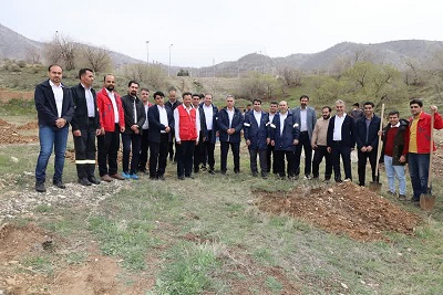 غرس ۳۰۰ نهال درخت به مناسبت روز درختکاری در پالایشگاه گاز ایلام غرس ۳۰۰ نهال درخت به مناسبت روز درختکاری در پالایشگاه گاز ایلام