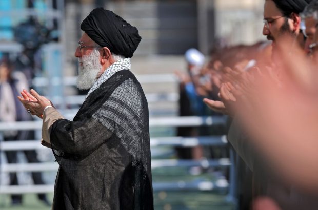 گزیده بیانات رهبر انقلاب در خطبه‌های نماز عید فطر؛ رهبر معظم انقلاب: قوای سه گانه با همدلی راه را برای هم باز کنند