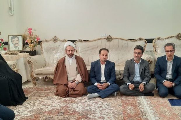دیدار نماینده ولی فقیه در استان، مدیرکل بنیاد شهید و رئیس بنیاد نخبگان با خانواده شهید بهرام کمرخانی