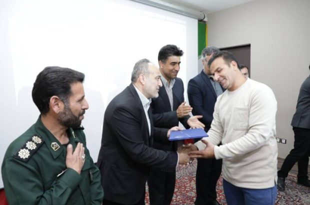 مدیرکل فرهنگ و ارشاد اسلامی استان ایلام تاکید کرد: راز ماندگاری آثار هنری نگاه الهی است مدیرکل فرهنگ و ارشاد اسلامی استان ایلام تاکید کرد: راز ماندگاری آثار هنری نگاه الهی است