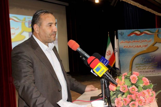 استاندار ایلام در آیین گرامیداشت مقام معلم تاکید کرد: رسالت معلمان هدایتگری انسانها است