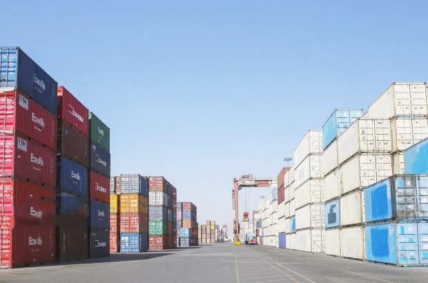 مرز مهران یکی از مهمترین گذرگاههای صادراتی به کشور عراق شناخته می شود مرز مهران یکی از مهمترین گذرگاههای صادراتی به کشور عراق شناخته می شود