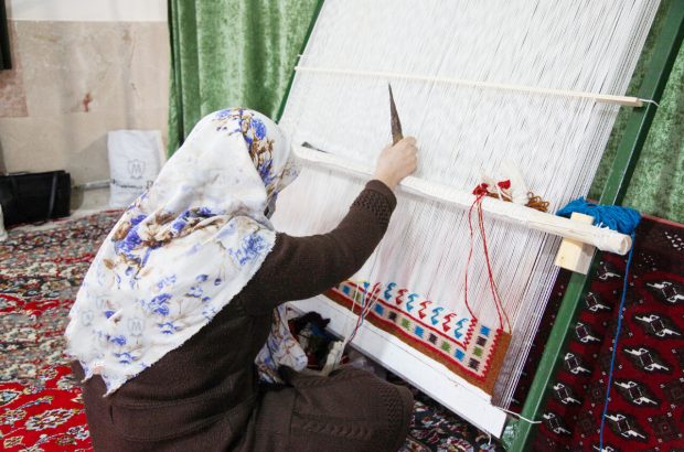 فرش دستبافت یکی از مهمترین ظرفیت های اقتصادی ایلام شناخته می شود فرش دستبافت یکی از مهمترین ظرفیت های اقتصادی ایلام شناخته می شود