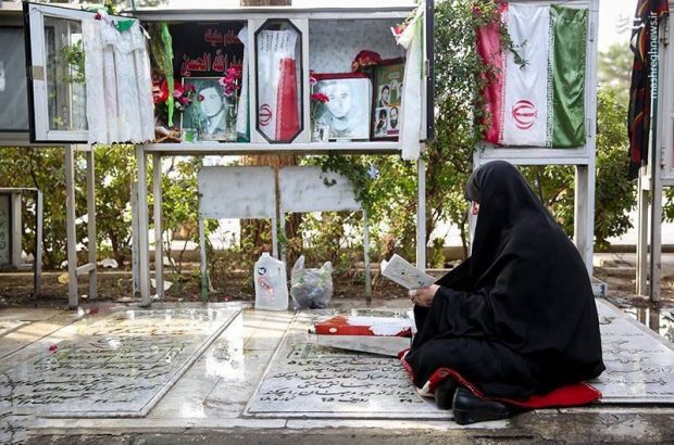 ما مدیونیم/ تقدیم به آنها که در دل جنگ و آتش پای عشق هم ماندند و عشق زمینی شان را به عشق الهی رساندند ما مدیونیم/ تقدیم به آنها که در دل جنگ و آتش پای عشق هم ماندند و عشق زمینی شان را به عشق الهی رساندند