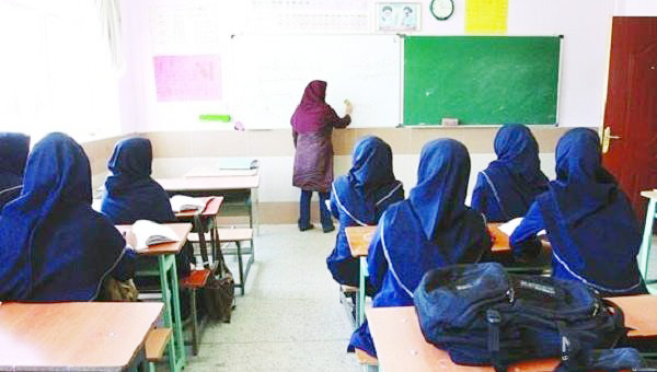 آموزش و پرورش هوشیار باشد/ معلمان باید حافظ فرهنگ و ارزشهای جامعه باشند نه رواج دهنده محتوای غیراخلاقی
