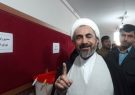 حجتالاسلام والمسلمین کریمی تبار امام جمعه ایلام در اولین دقایق رای گیری با حضور در مدرسه توحید شهر ایلام رای خود را به صندوق انداخت