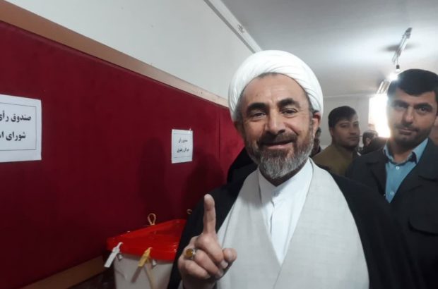 حجتالاسلام والمسلمین کریمی تبار امام جمعه ایلام در اولین دقایق رای گیری با حضور در مدرسه توحید شهر ایلام رای خود را به صندوق انداخت حجتالاسلام والمسلمین کریمی تبار امام جمعه ایلام در اولین دقایق رای گیری با حضور در مدرسه توحید شهر ایلام رای خود را به صندوق انداخت