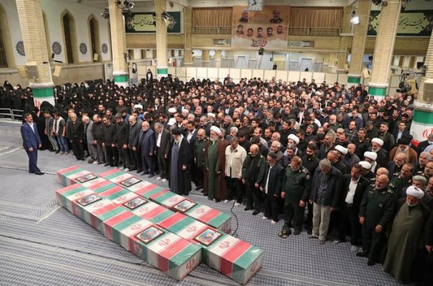 امشب؛ رهبر معظم انقلاب بر پیکر هفت شهید راه قدس نماز اقامه کردند