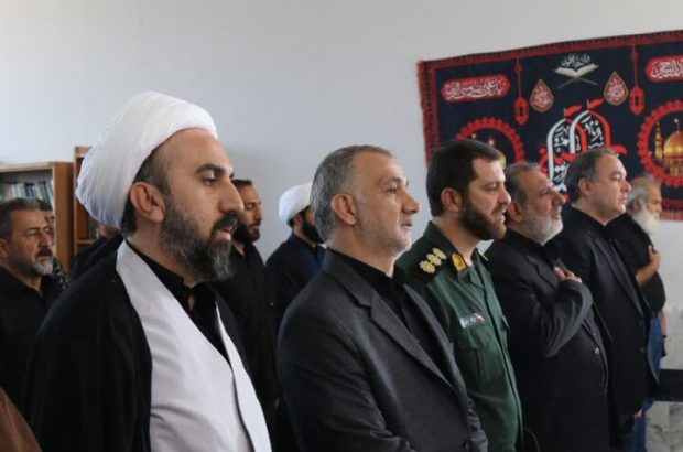خادمی زائران اربعین حسینی مدال افتخاری بر گردن مردم مهران