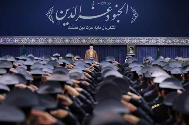 رهبر انقلاب: مذاکره با آمریکا هوشمندانه و شرافتمندانه نیست رهبر انقلاب: مذاکره با آمریکا هوشمندانه و شرافتمندانه نیست