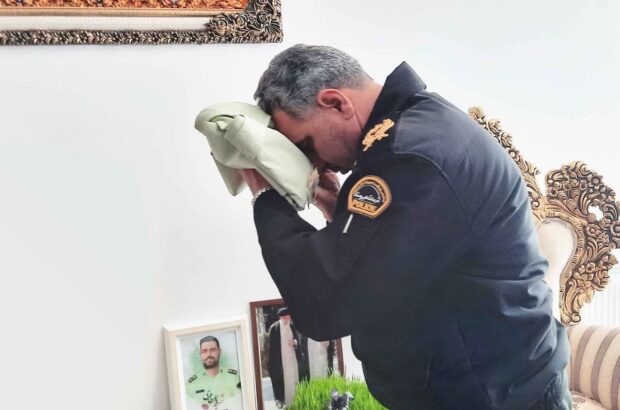 ادای احترام سردار سلمانی فرمانده انتظامی استان ایلام به شهدا در روز شهید