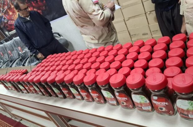کشف بیش از ۶۰۰ بسته نسکافه قاچاق از یک دستگاه اتوبوس ورودی به کشور