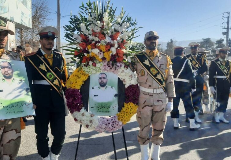 ایلام؛ صحنه وحدت مردم در تشییع ستوان‌سوم شهید «احسان آقاجانی»