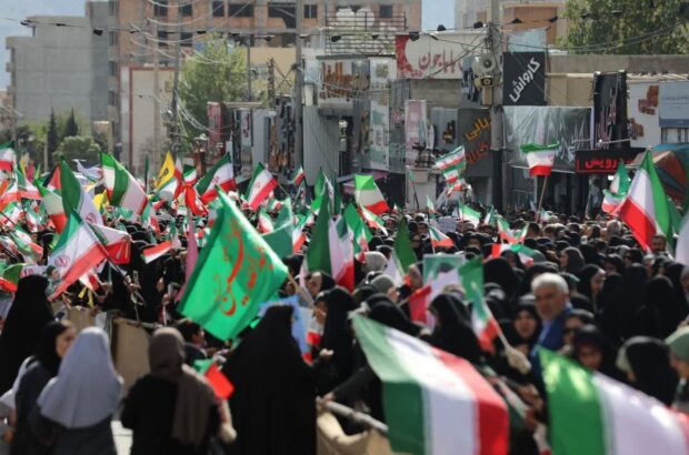 با وجود جنگ نظامی و رسانه ای و اقتصادی مردم همچنان ایستاده اند/ مسئولین باید قدردان این مردم باشند