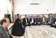 استاندار ایلام به همراه مدیرکل بنیاد شهید و فرماندار مهران با خانواده‌های شهدای جنگ رمضان در صالح‌آباد دیدار کردند
