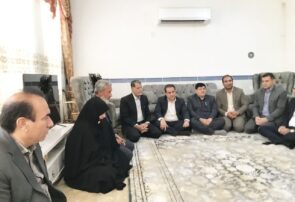 استاندار ایلام به همراه مدیرکل بنیاد شهید و فرماندار مهران با خانواده‌های شهدای جنگ رمضان در صالح‌آباد دیدار کردند