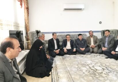 استاندار ایلام به همراه مدیرکل بنیاد شهید و فرماندار مهران با خانواده‌های شهدای جنگ رمضان در صالح‌آباد دیدار کردند