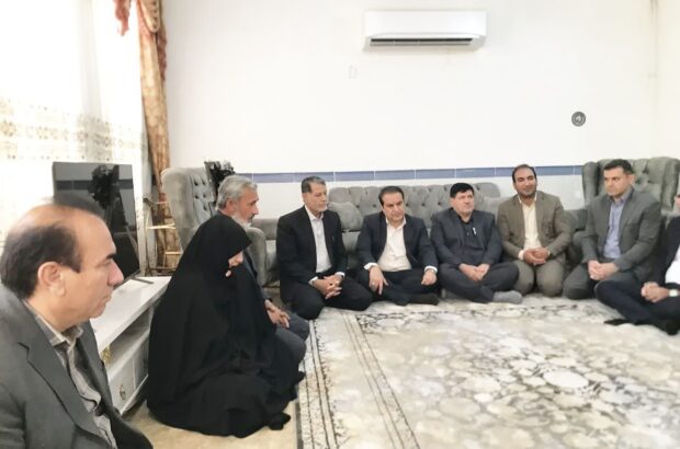 استاندار ایلام به همراه مدیرکل بنیاد شهید و فرماندار مهران با خانواده‌های شهدای جنگ رمضان در صالح‌آباد دیدار کردند