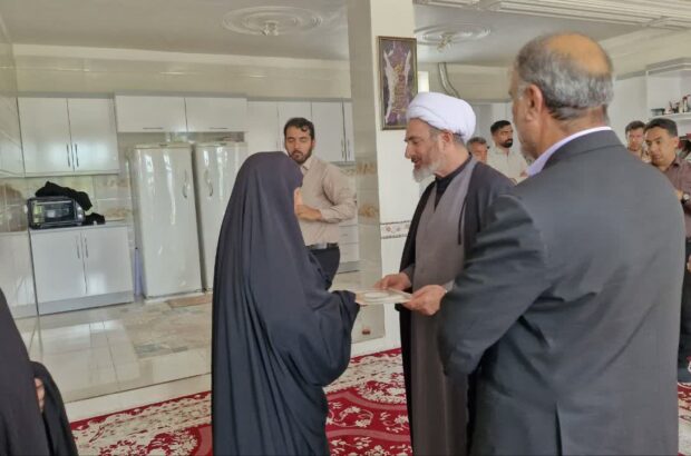 دیدار نماینده ولی‌فقیه در استان و امام جمعه ایلام با خانواده‌های معظم شهدای جنگ رمضان (تحمیلی سوم) شهرستان سرابله