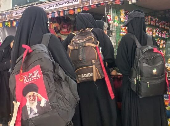 استقبال زائران اربعین از غرفههای صنایعدستی و سوغات در پایانه شهید رئیسی (برکت) مهران ایلام استقبال زائران اربعین از غرفههای صنایعدستی و سوغات در پایانه شهید رئیسی (برکت) مهران ایلام
